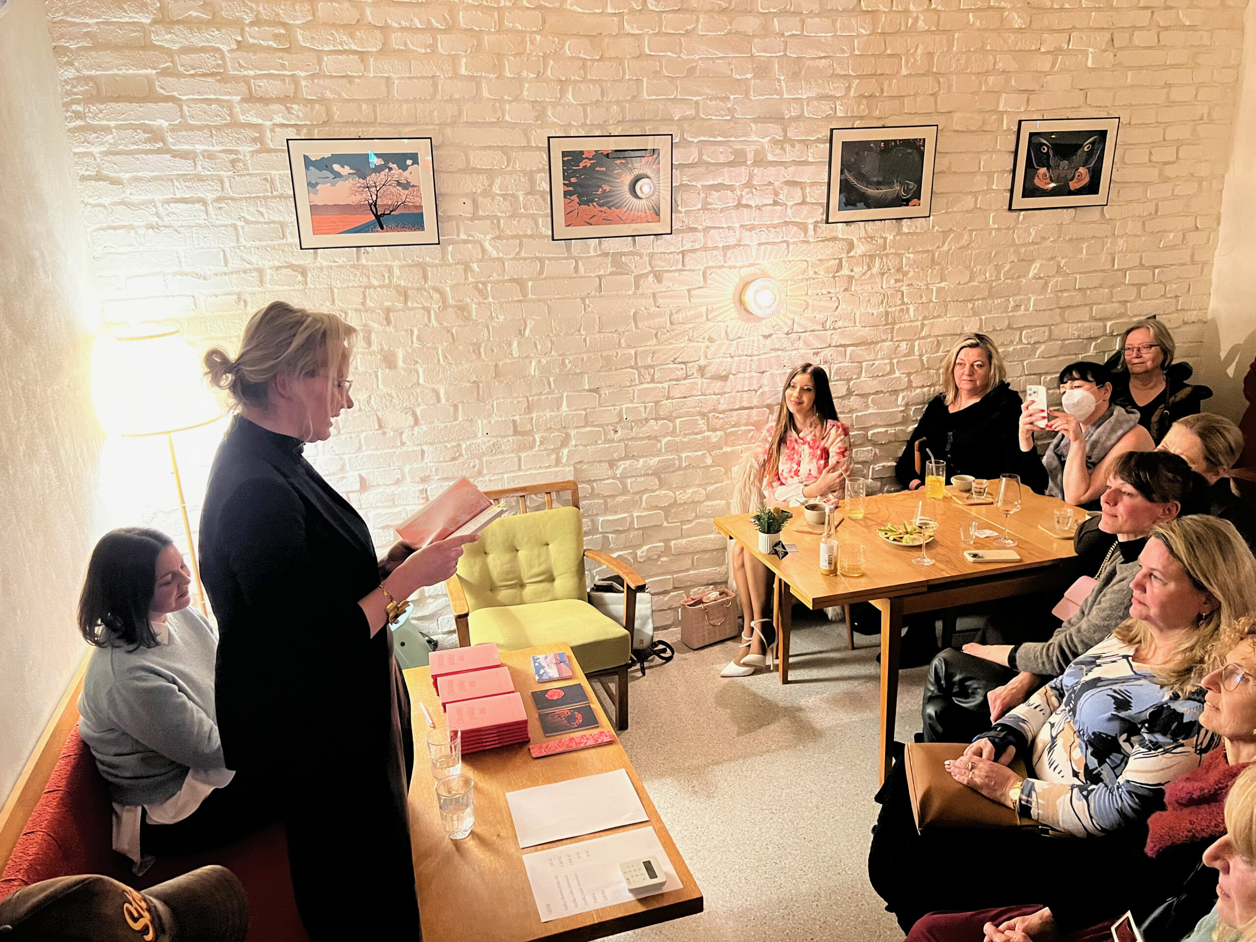 Fotogalerie ze čtení v Polibek Café